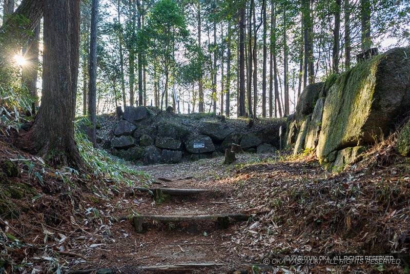 三雲城の主郭枡形虎口正面