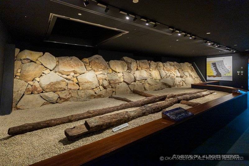 山梨県防災新館の地下石垣