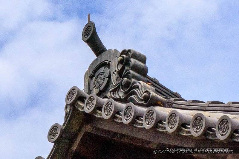 柳本陣屋の瓦に見られる織田木瓜