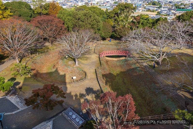 模擬天守から見た小山城三日月掘と主郭空堀