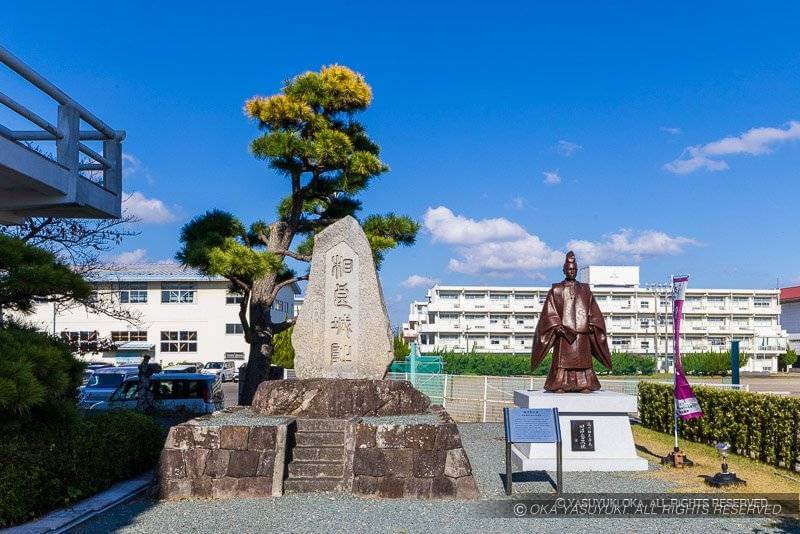 相良城址碑と田沼意次銅像