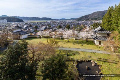 出石城 稲荷曲輪から本丸・城下を望む