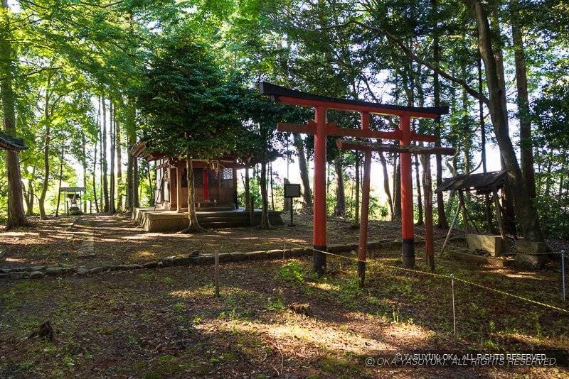 土塁上に建つ稲荷神社