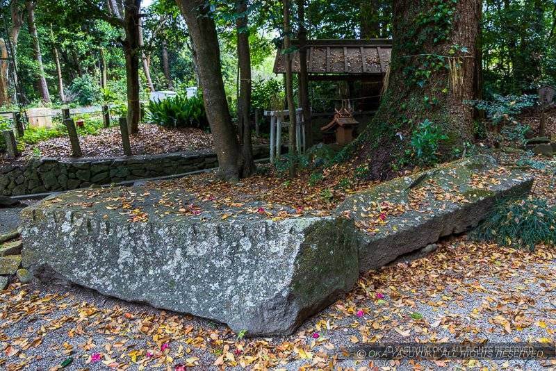 飯野高宮神山神社の矢穴石