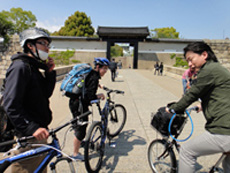 大阪城と自転車