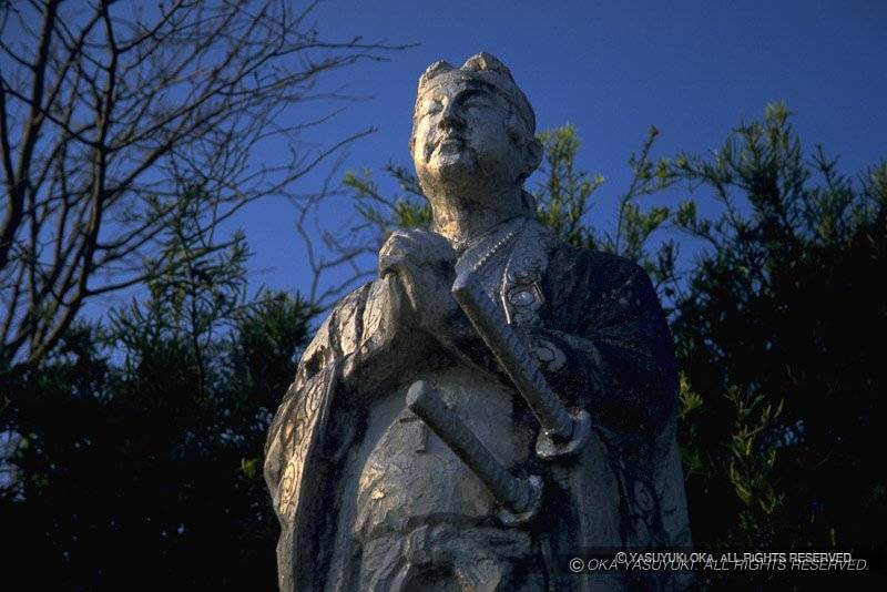 原城本丸跡に建つ天草四郎像