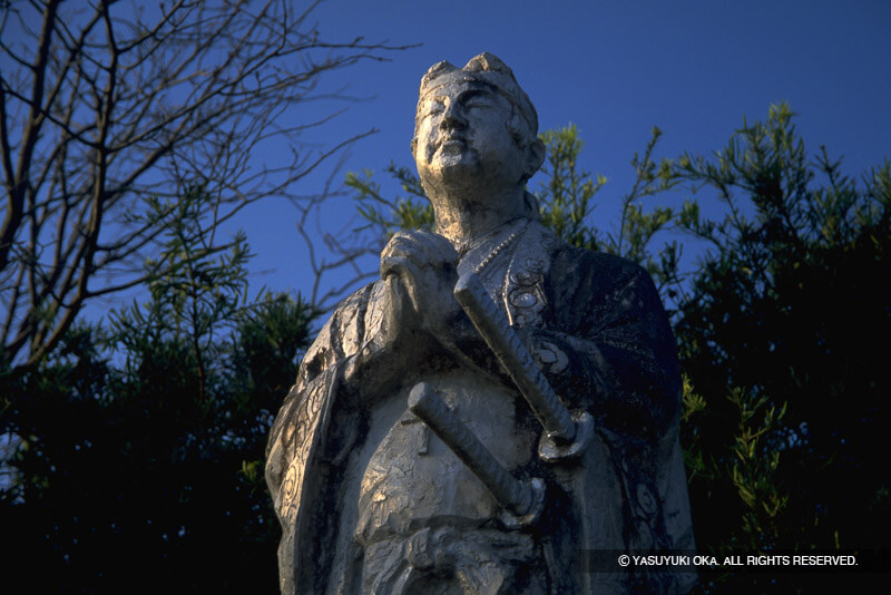 原城本丸跡に建つ天草四郎像