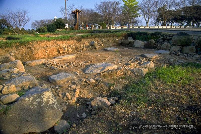 発掘調査で出土した原城本丸門礎石