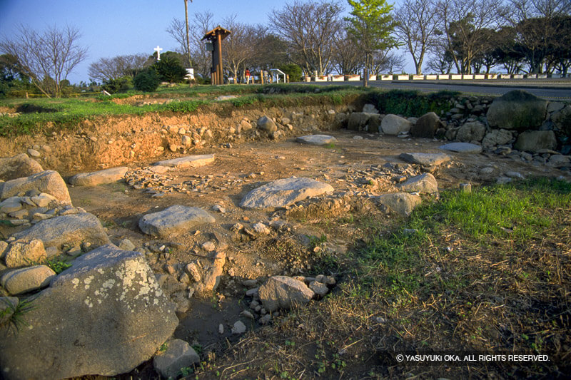 発掘調査で出土した原城本丸門礎石