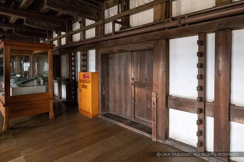 姫路城ロの渡櫓１階の台所櫓扉