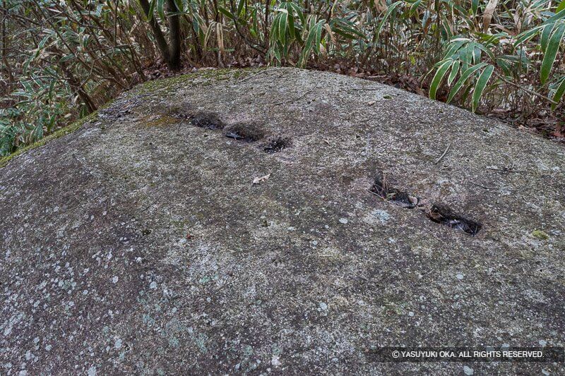城山刻印群H地区の矢穴石