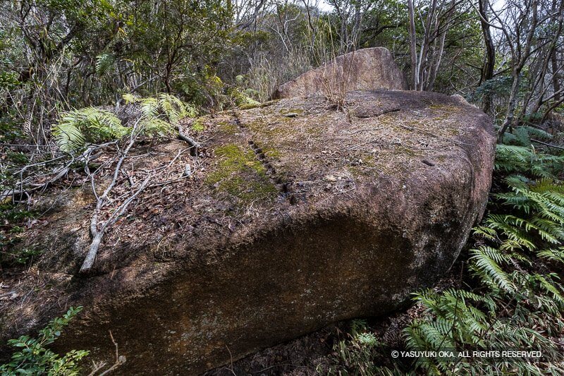 城山刻印群H地区の矢穴石