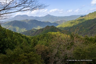 霧山城矢倉跡から西を望む