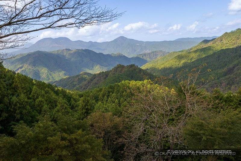 霧山城矢倉跡から西を望む
