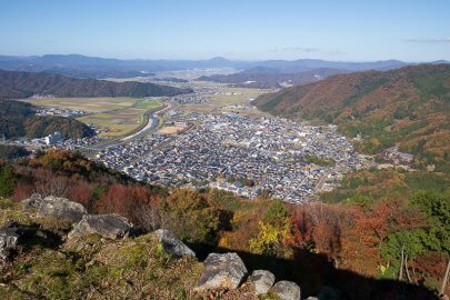 有子山城から出石城下を望む