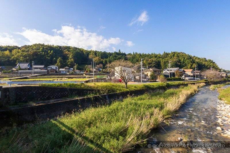 大河内城と阪内川