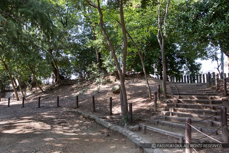 猪名野神社に残る有岡城の土塁