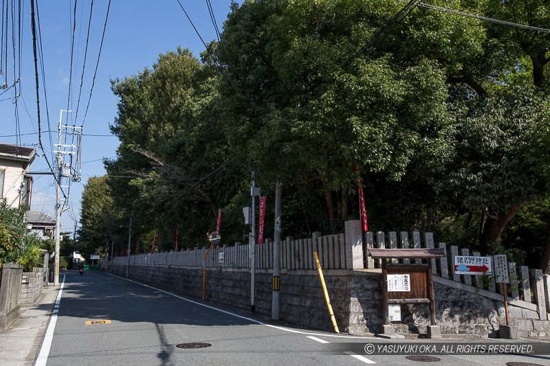 有岡城猪名野神社の西側の道路