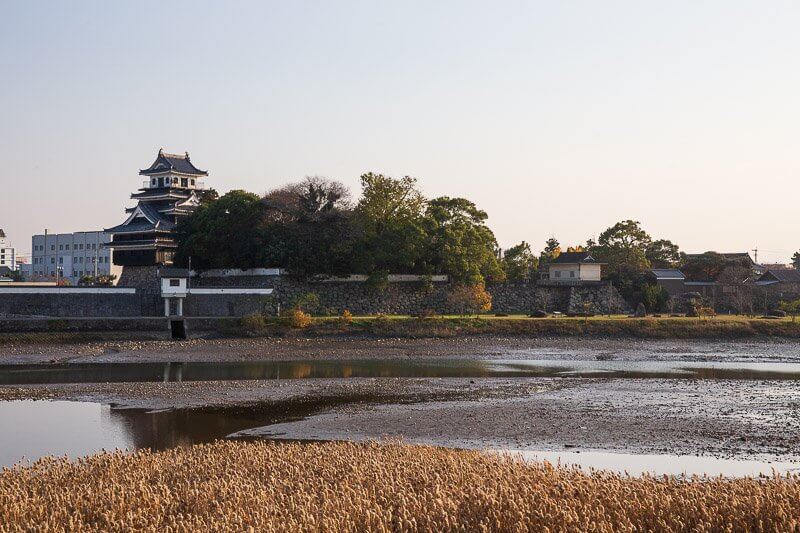中津川河口付近から見る中津城