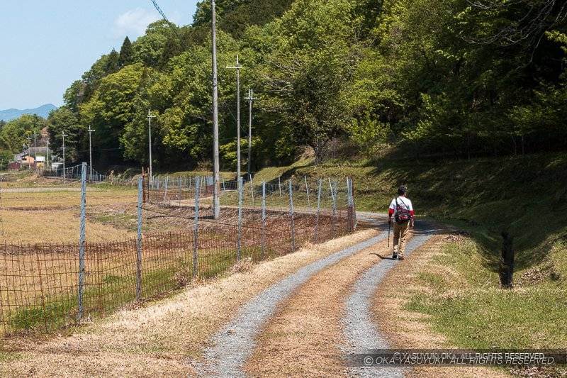須知城の登山口：玉雲寺からは北西に伸びる農道