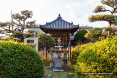 筒井順慶の墓・五輪塔覆堂