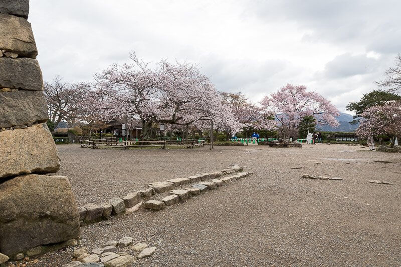 彦根城本丸跡の塀跡