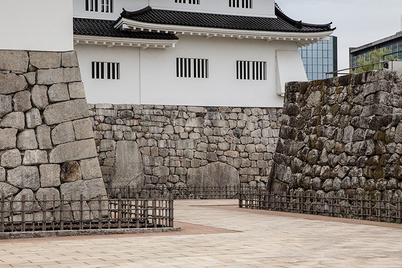 富山城虎口の鏡石