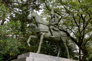 高岡城・前田利長銅像