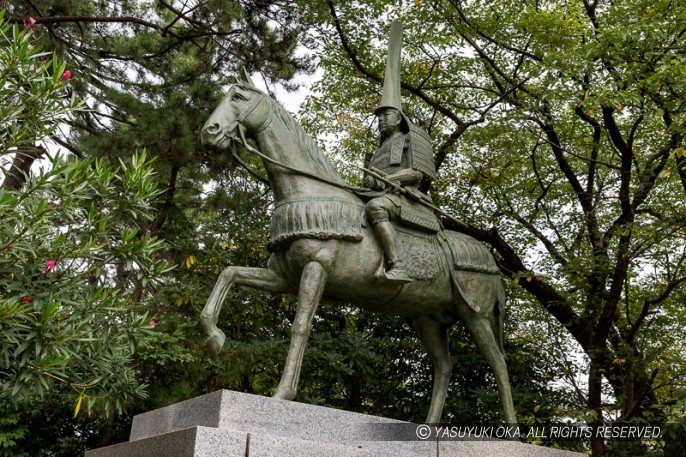 高岡城・前田利長銅像