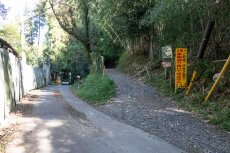 芥川山城の塚脇ルート登山口