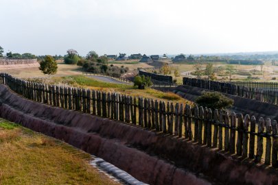 吉野ヶ里遺跡の周囲を囲む二重の環壕・南の村を望む