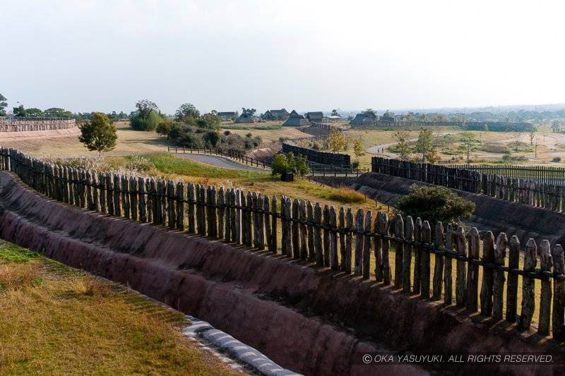 吉野ヶ里遺跡の周囲を囲む二重の環壕・南の村を望む