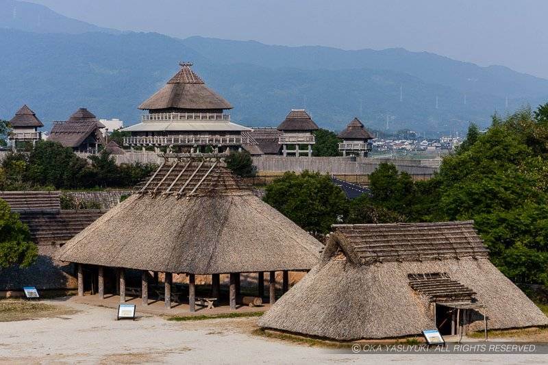 吉野ヶ里北内郭の祭祀建物を望む　