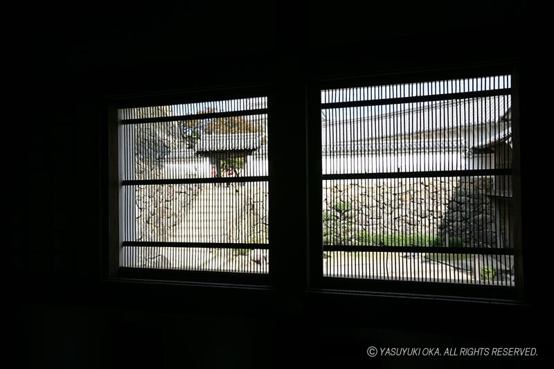 折廻櫓の櫛目格子窓（内側）