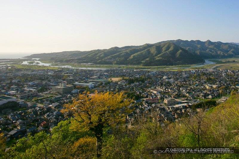 村上城本丸から三面川を望む