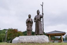 源頼朝と北条政子の銅像・蛭ヶ小島公園