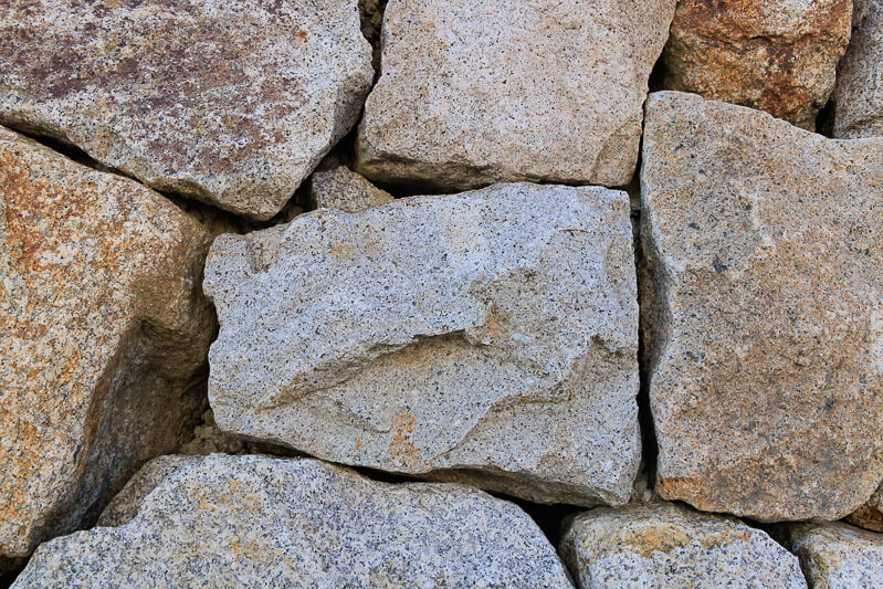 尼崎城址公園の復興石垣に埋め込まれた矢穴石4