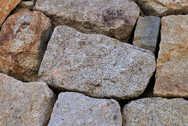 尼崎城址公園の復興石垣に埋め込まれた矢穴石3