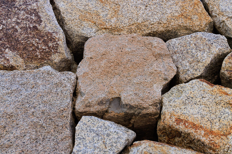 尼崎城址公園の復興石垣に埋め込まれた矢穴石1