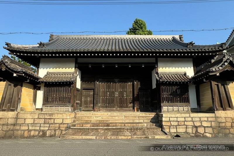 狭山陣屋の大手門（正面）