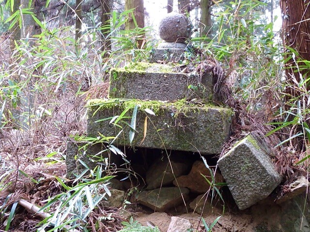 大和高取城の石灯籠の残骸（本荘良智）