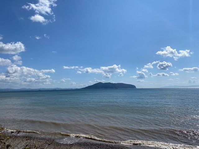 島に見えるのが函館山（本荘良智）