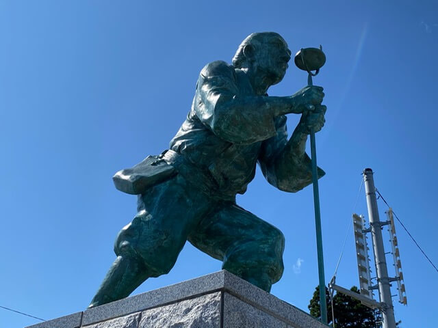 伊能忠敬北海道測量開始記念公園の忠敬の像（本荘良智）