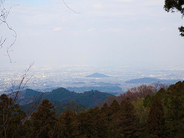 大和高取城国見櫓趾から奈良盆地の眺望（本荘良智）