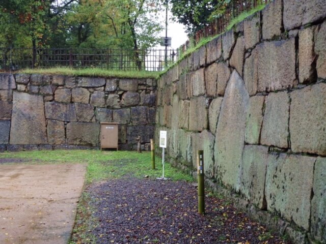 丸亀城大手枡形鏡石（本荘良智）