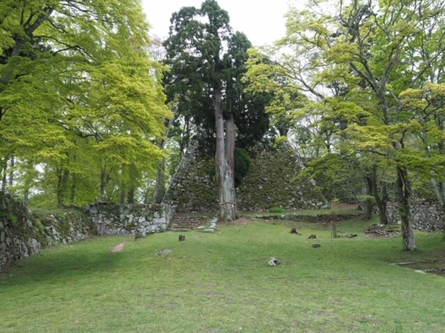 奥に高取城天守台（本荘良智）