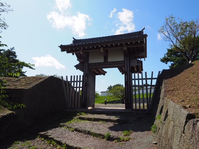 松前城復元天神坂唐門（本荘良智）