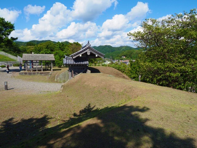 松前城天神坂高麗門と三ノ郭土塁（本荘良智）