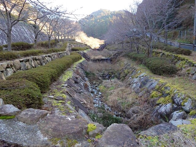 大和高取城の遺構ではない（本荘良智）