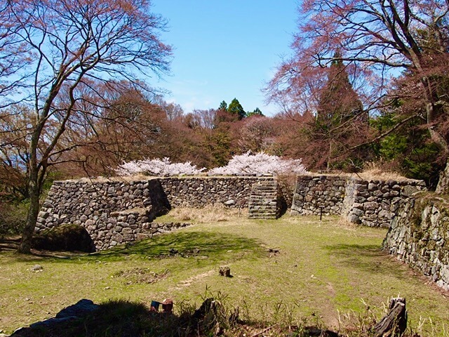 振り返って見ると高取城左側新御櫓台、右側太鼓櫓台（本荘良智）